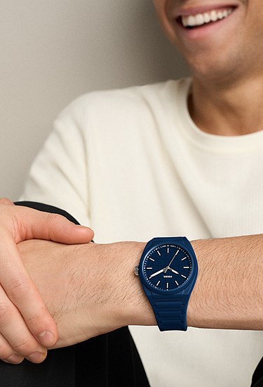 Everett 42mm Three-Hand Navy Silicone Watch - Image 2